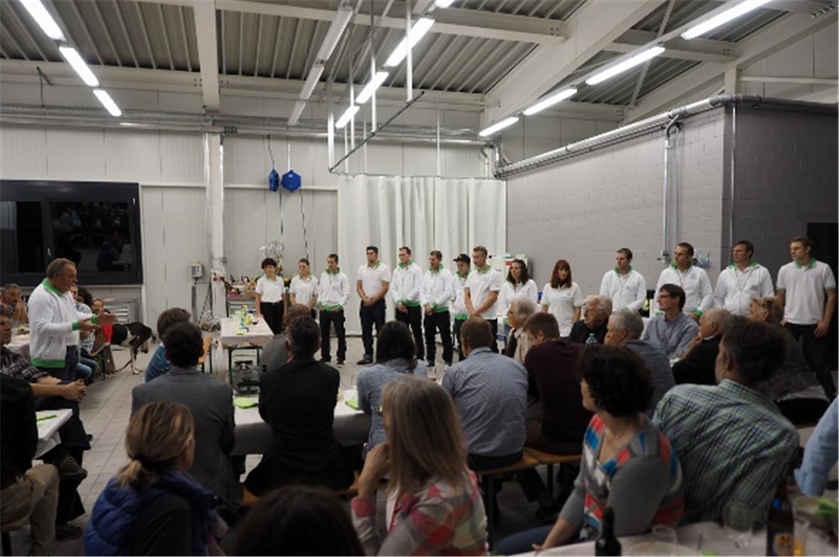 Beat Salzmann stellte den Besuchern das Forellensee-Team vor: Martha und Angela Salzmann, Marco Peverelli, Joël Poschung, Roger Salzmann, Dominic Salzmann, Nico Stryffeler, Tim Stucki, Katja von Känel, Lara Christeler, Patric Salzmann, Gian Freidig, Martin Zbären, Stefan Reber