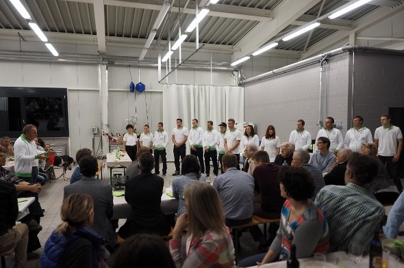 Beat Salzmann stellte den Besuchern das Forellensee-Team vor: Martha und Angela Salzmann, Marco Peverelli, Joël Poschung, Roger Salzmann, Dominic Salzmann, Nico Stryffeler, Tim Stucki, Katja von Känel, Lara Christeler, Patric Salzmann, Gian Freidig, Martin Zbären, Stefan Reber