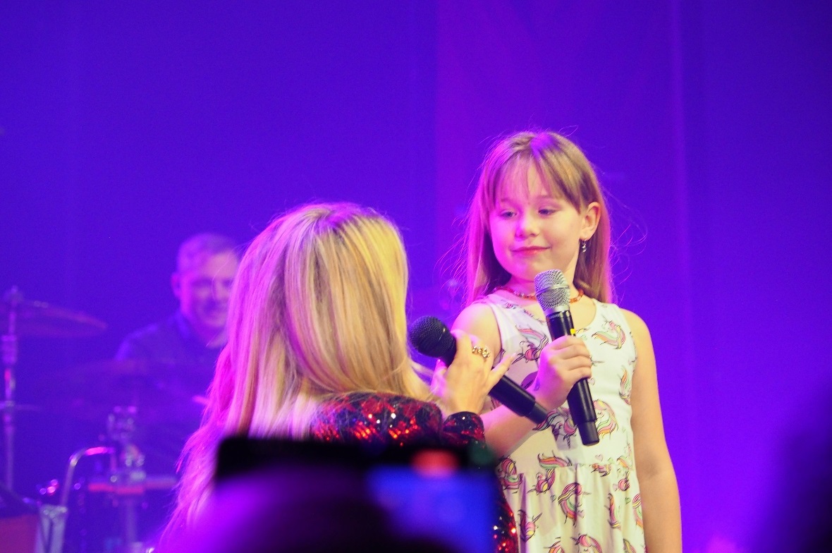 Kleine Frauen ganz gross: Beatrice Egli sang mit Kiara Beatrice Egli mit der 7-jährigen Kiara auf der Bühne im Das Zelt.