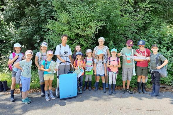 Beatrice Kunz (rechts) und mit Denis Frieden (links) mit Ferienpass-Kindern beim Kurs «mit dem WWF am Bach».