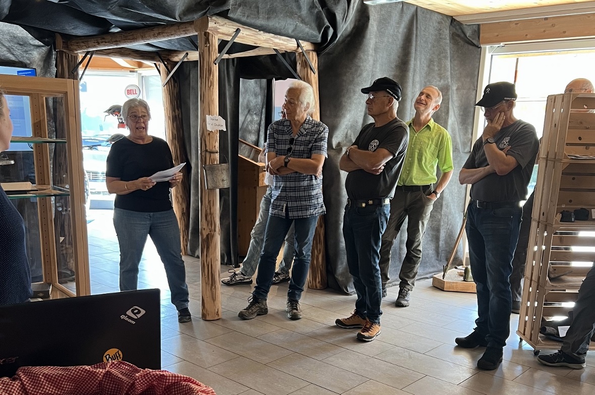 Beatrice Rösti erläuterte die Geschichte und ein paar Fakten über das Kohlebergwerk Boltigen.