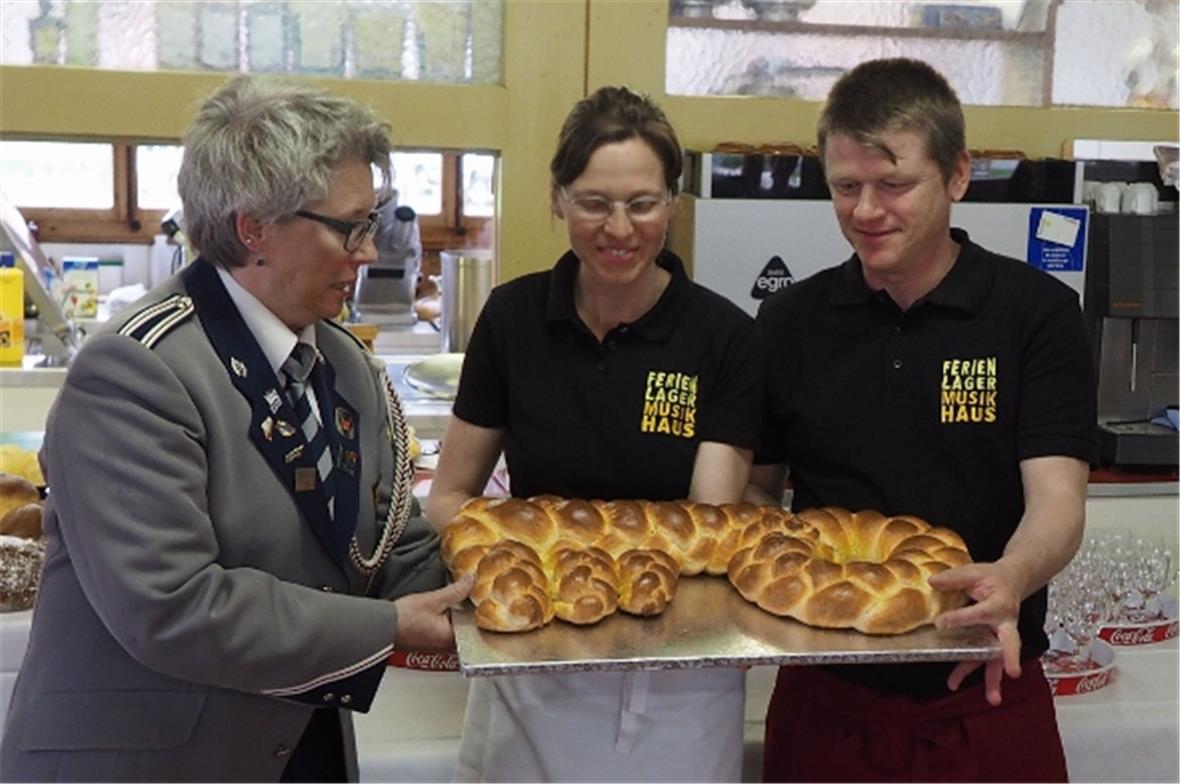 Beatrice Zeller, Präsidentin der Musikgesellschaft Zweisimmen übergibt symbolisc...