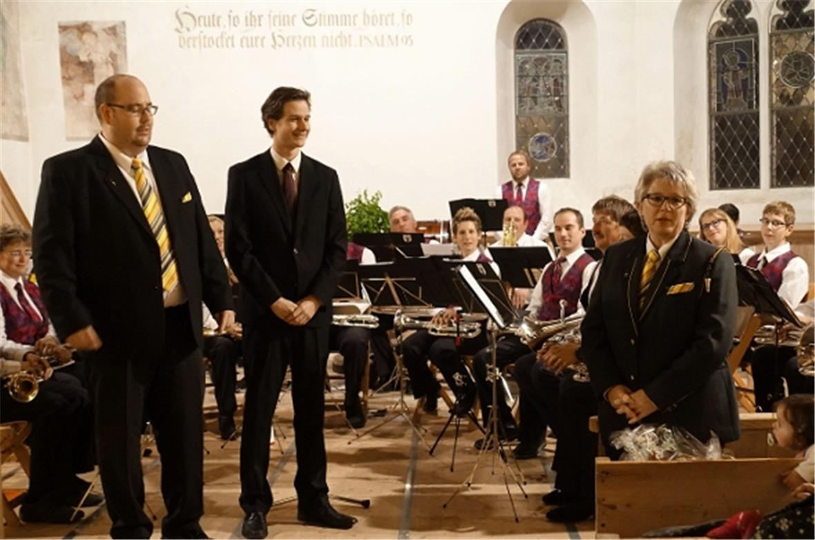 Beatrice Zeller überreichte den beiden Dirigenten Hanspeter Janzi und Sandro Fra...