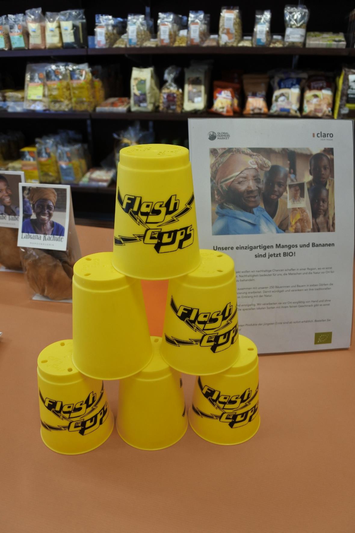 Becherspiel Flash Cups im Claro Weltladen.