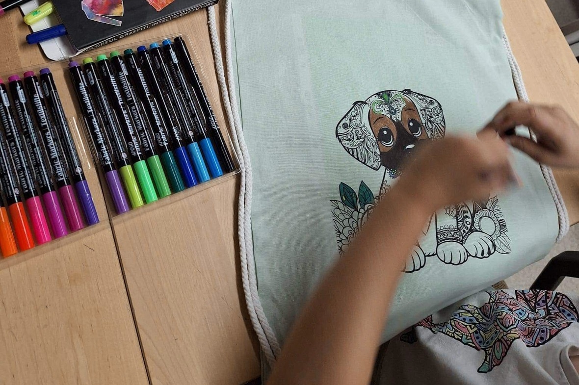 Bedrucke dein T-Shirt oder Kissenbezug mit einem Zentangle Bild und male es aus.