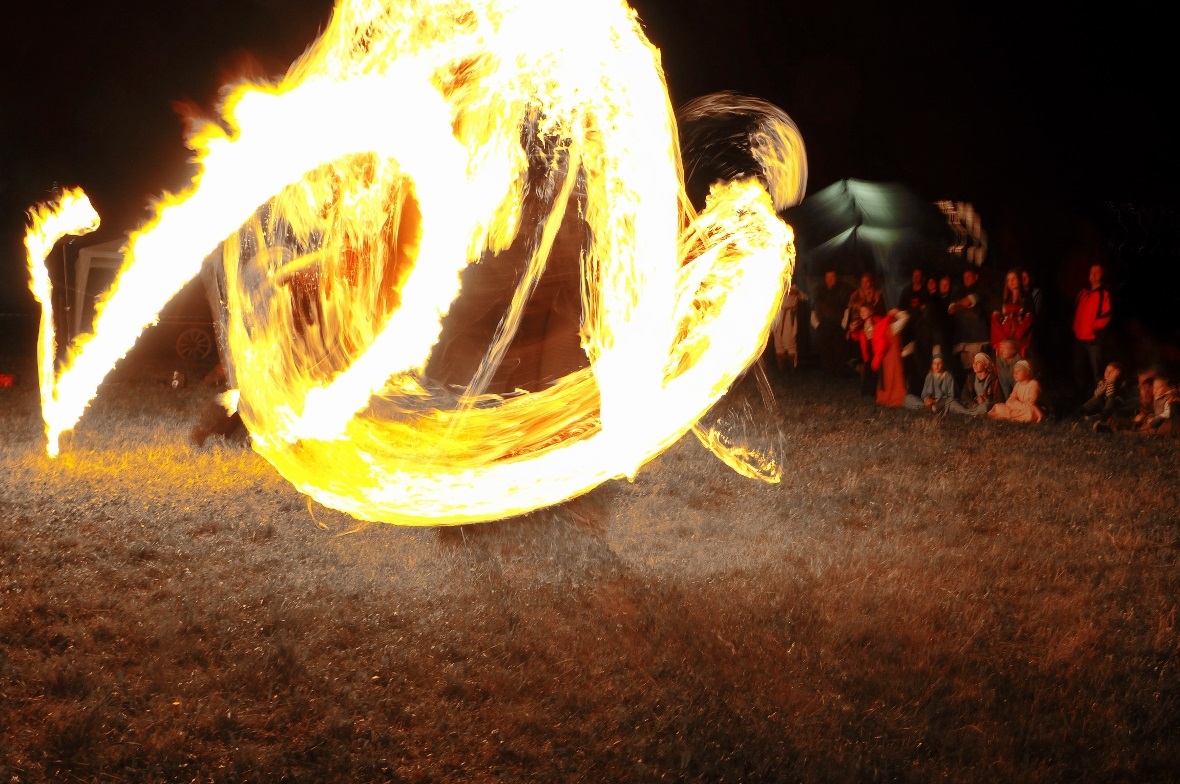 Beeindruckende Feuershow vom Mittelalterverein Bern.