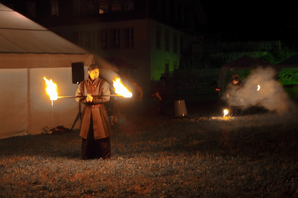 Beeindruckende Feuershow vom Mittelalterverein Bern.
