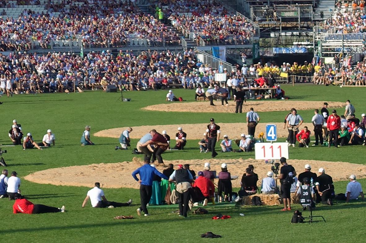 Beeindruckende Schwing-Arena: Während auf Platz vier Christian Stucki gegen Beat...
