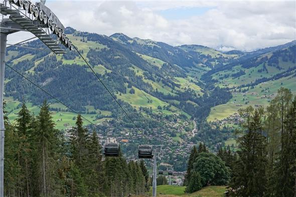 Beeindruckender Blick aus der Gondel über Gstaad und ins Turbach-Tal.