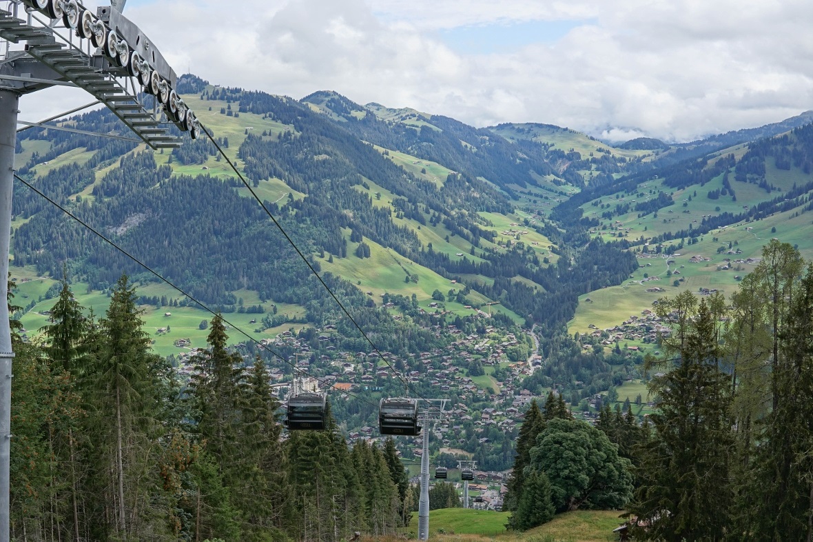 Beeindruckender Blick aus der Gondel über Gstaad und ins Turbach-Tal.