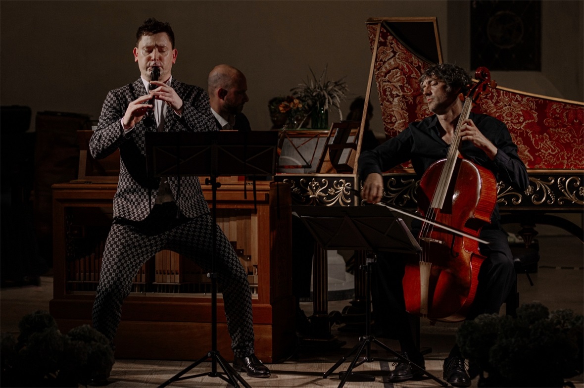 Zauberhafter Barock in der Kirche Zweisimmen Beeindruckendes Zusammenspiel: Maurice Steger (Blockflöte & Flautino), Sebastian Wienand (Cembalo & Orgel) und Christoph Dangel (Violoncello).