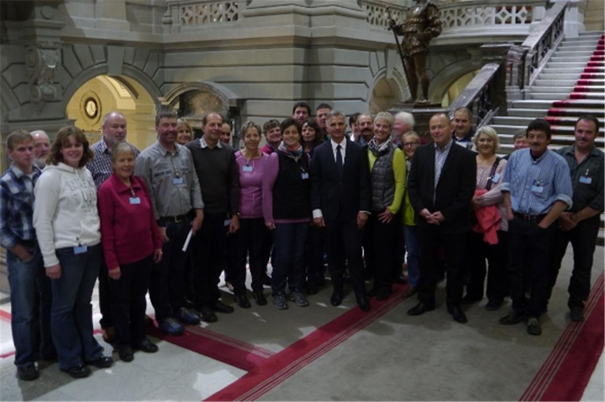 Begegnung der besonderen Art: Während der Besichtigung des Bundeshauses mit Nationalrat Res Aebi trifft die St. Stäffner Alpabfahrts-Delegation den Bundespräsidenten Didier Burkhalter.