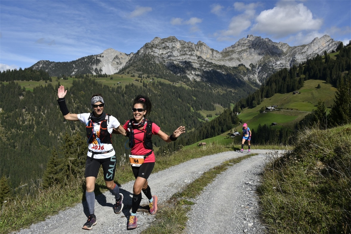 Begeisterte Läuferinnen hoch über dem Fermeltal.
