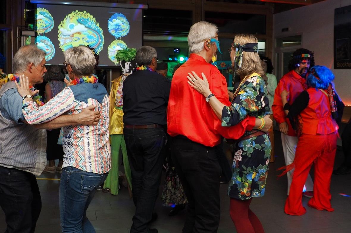 Begeisterte Tänzerinnen und Tänzer auf der Tanzfläche.