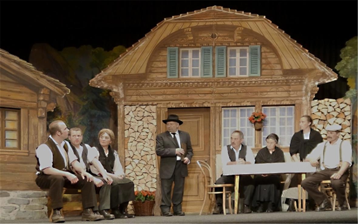 Begnadete Schauspieler des Jodlerklubs Rinderberg Oeschseite spielten unter der Leitung von Christine Schwizgebel den tragisch-komischen Vierakter «Dr Schoche-Puur».