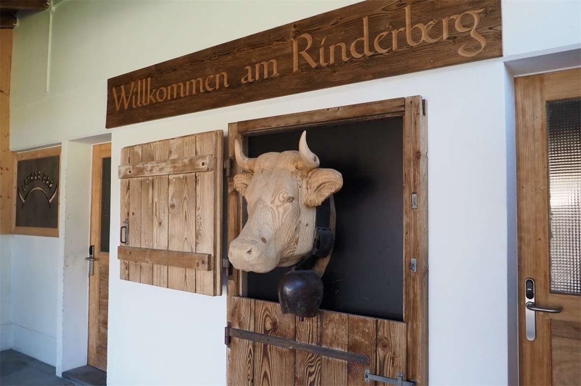 Begrüssung am Eingang der Gondelbahn am Rinderberg in Zweisimmen.