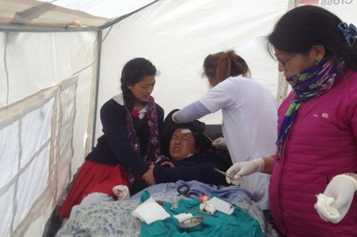 Behandlungen nach Erdbeben im Zelt.