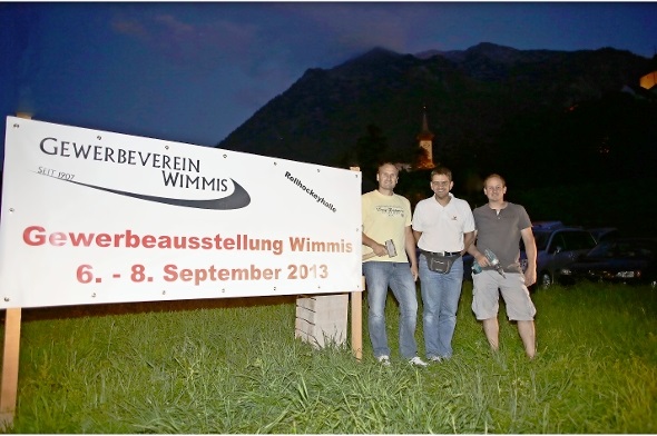 Bei Dunkelheit wurde durch das Bauteam der Banner aufgestellt.