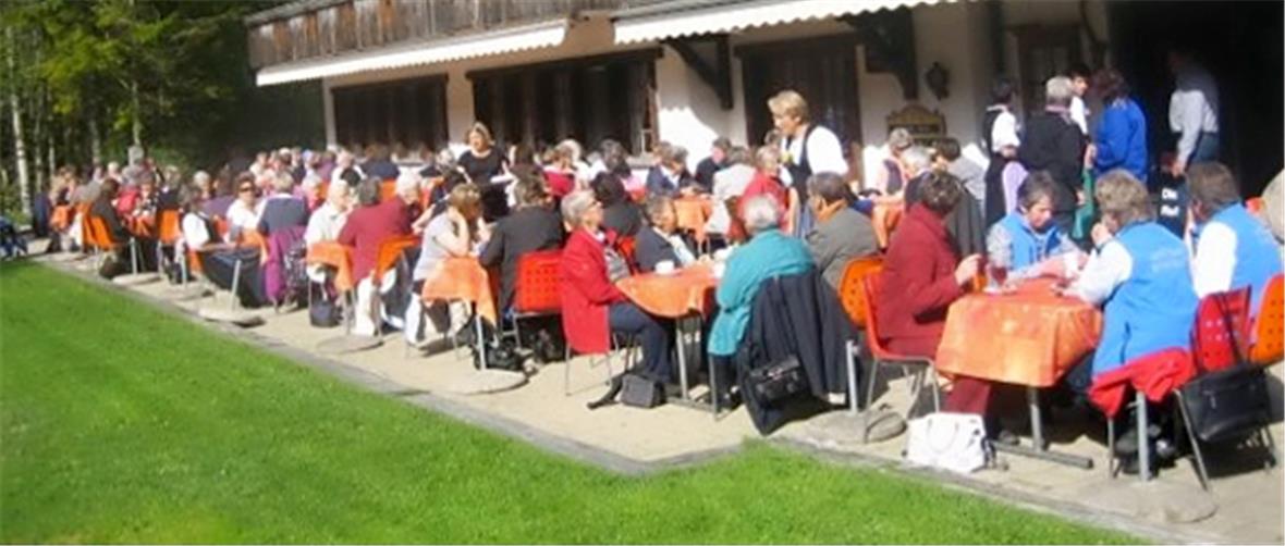 Landfrauen Berner Oberland reisten an die Lenk Bei Kaffee und Gipfeli geniessen die Landfrauen das herrliche Wetter auf der Terrasse des Restaurants Simmenfälle