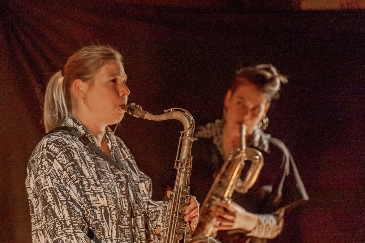 Bei Lily Horn is Born stand das aktive Zusammenspiel der Künstlerinnen im Vorder...