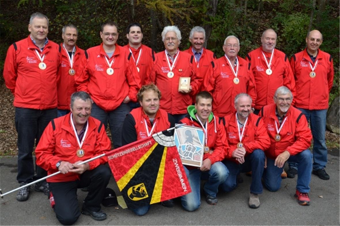 Bei den 14 Zweisimmer Gewehrschützen ist die Freude als Schweizer Sektionsmeister gross.