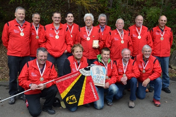 Bei den 14 Zweisimmer Gewehrschützen ist die Freude als Schweizer Sektionsmeister gross.