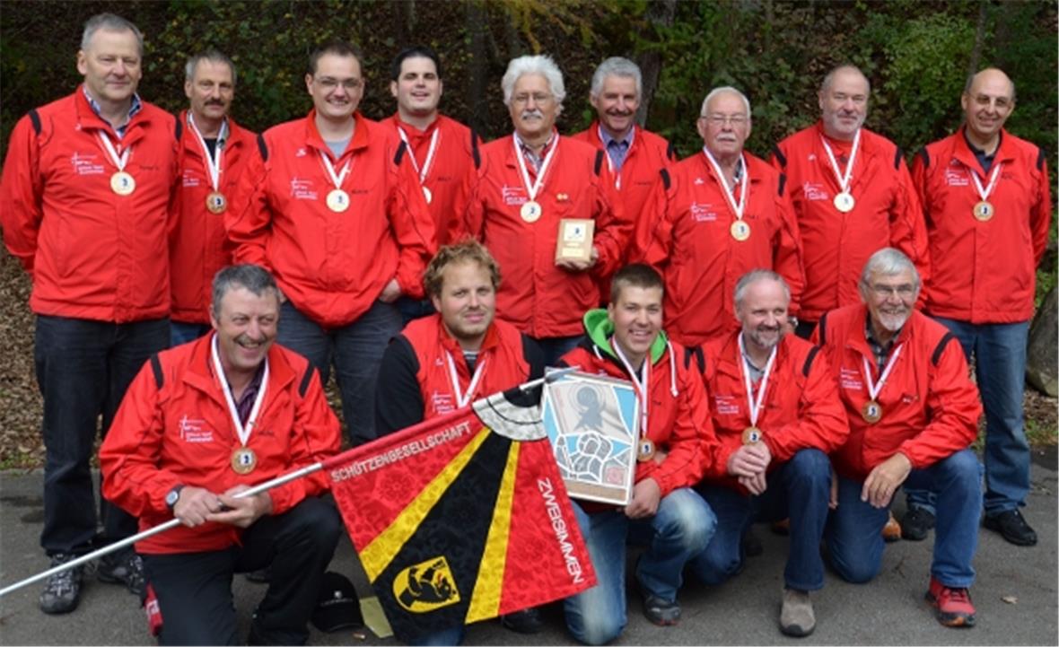 Bei den 14 Zweisimmer Gewehrschützen ist die Freude als Schweizer Sektionsmeister gross.