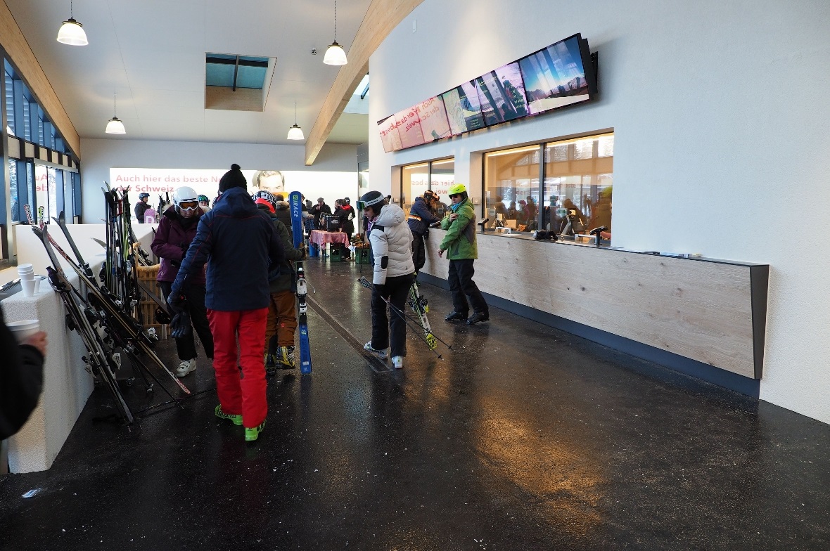 Bei den Kassen gibt es genügend Platz für die Skifahrer bevor sie den Berg hinau...