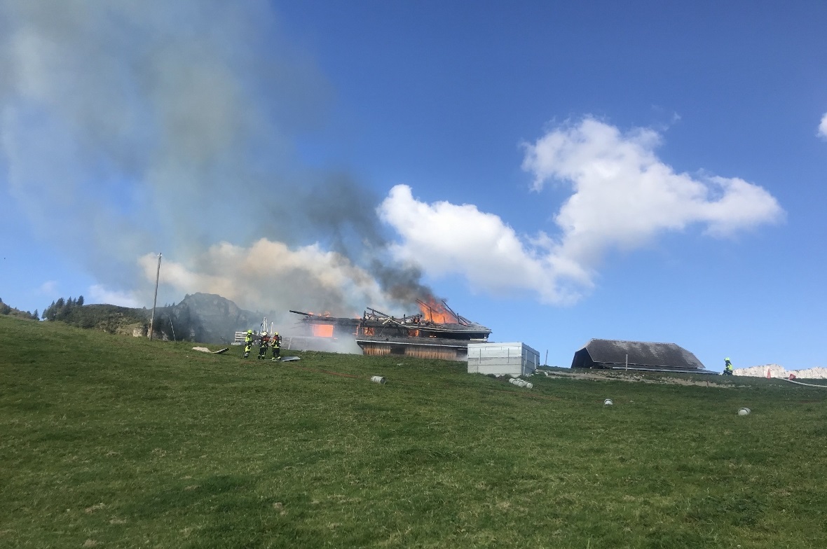 Bei den Löscharbeiten musste darauf geachtet werden, dass die zum Teil explodier...