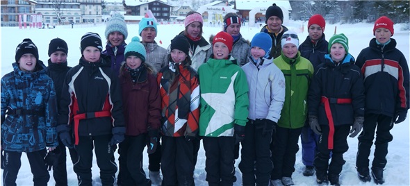 Bei den Nationalen JO-Rennen der Helvetia-Trophy stellt Zweisimmen immer eine der grössten Delegationen. Auch wenn die Spur bis zu Dario Cologna weit ist, sehen wir, dass die Zweisimmer JO-Kids Freude an ihrer persönlichen Leistung und der super Organisation von Kandersteg hatten! (es fehlen: Yara, Joscha, Tatjana, Anna).