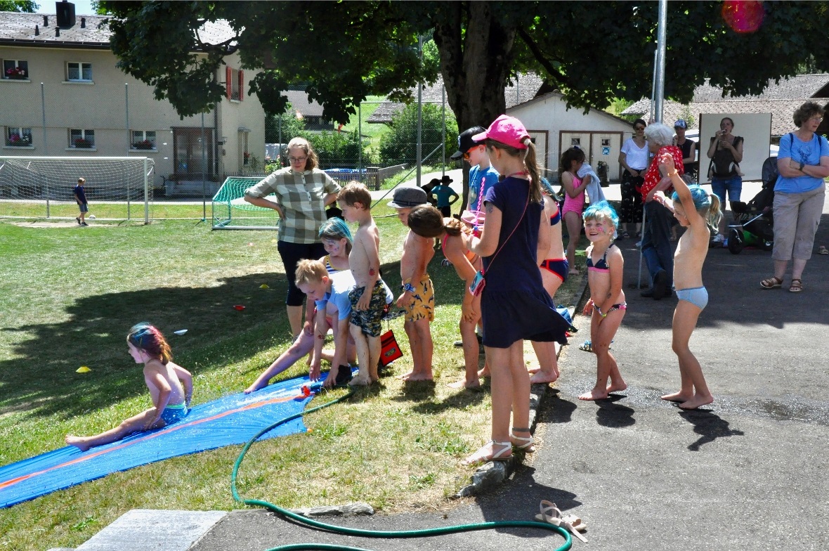 Bei den heissen Temperaturen darf auch eine Wasserrutsche nicht fehlen!