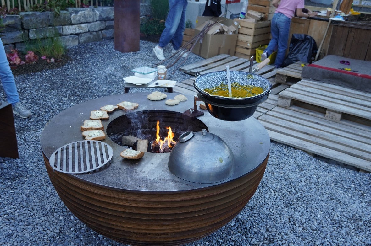 Bei der Feuerstelle von Animaflor AG bruzelte und köchelte es.