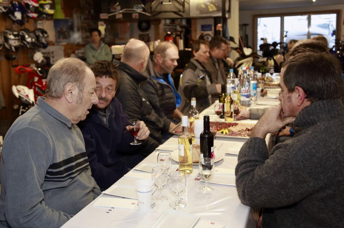 Bei der Garage Hählen an der Wärme wird der Zusammenschluss der Wassernetze gefe...