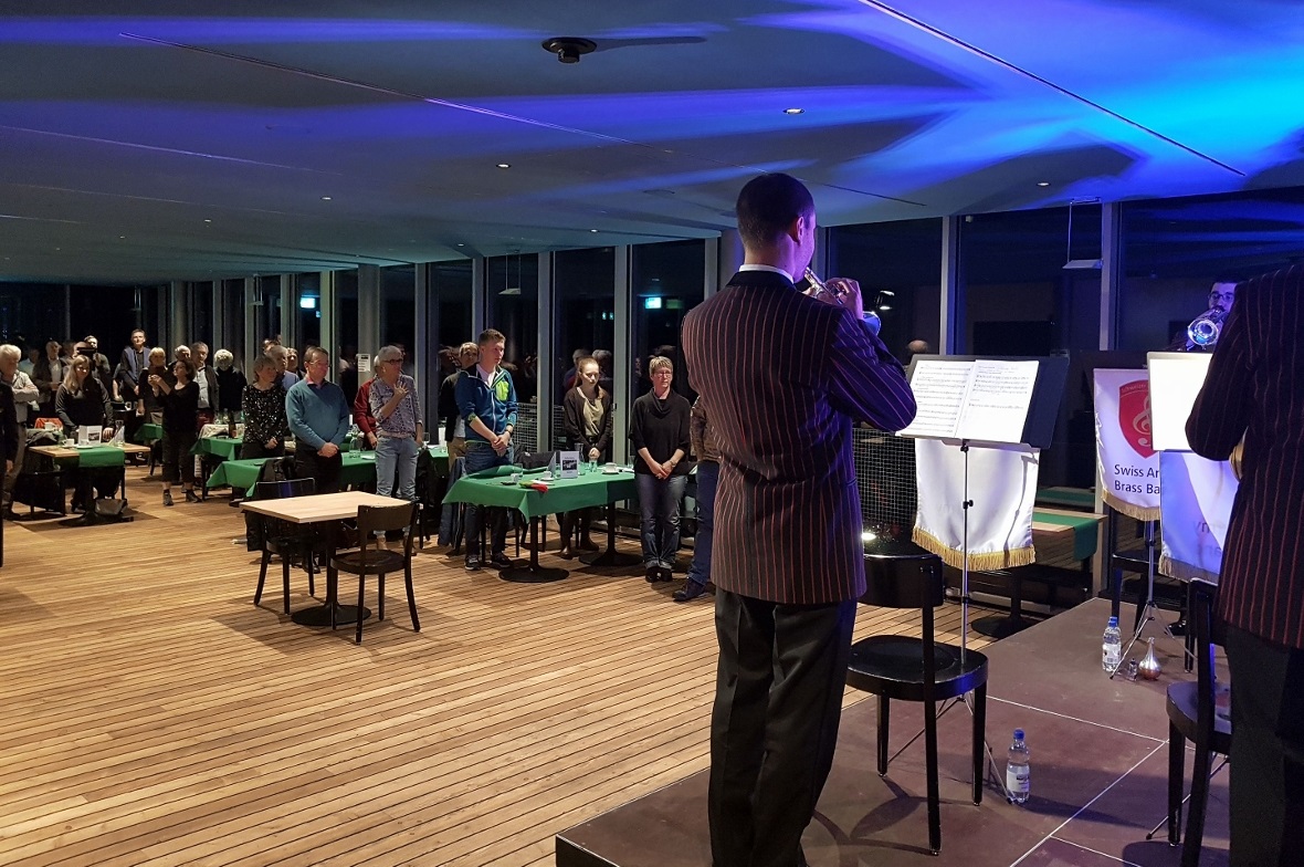 Bei der Schweizer Nationalhymne stand das Publikum und war begeistert von der mu...