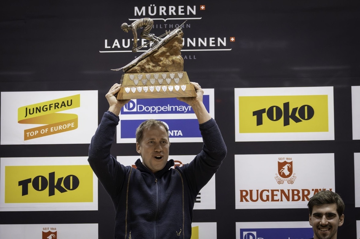 Bei der Siegerehrung der Inferno-Abfahrt stemmte Mathias Reber aus Diemtigen den prestigeträchtigen Siegerpokal in Mürren in die Höhe.