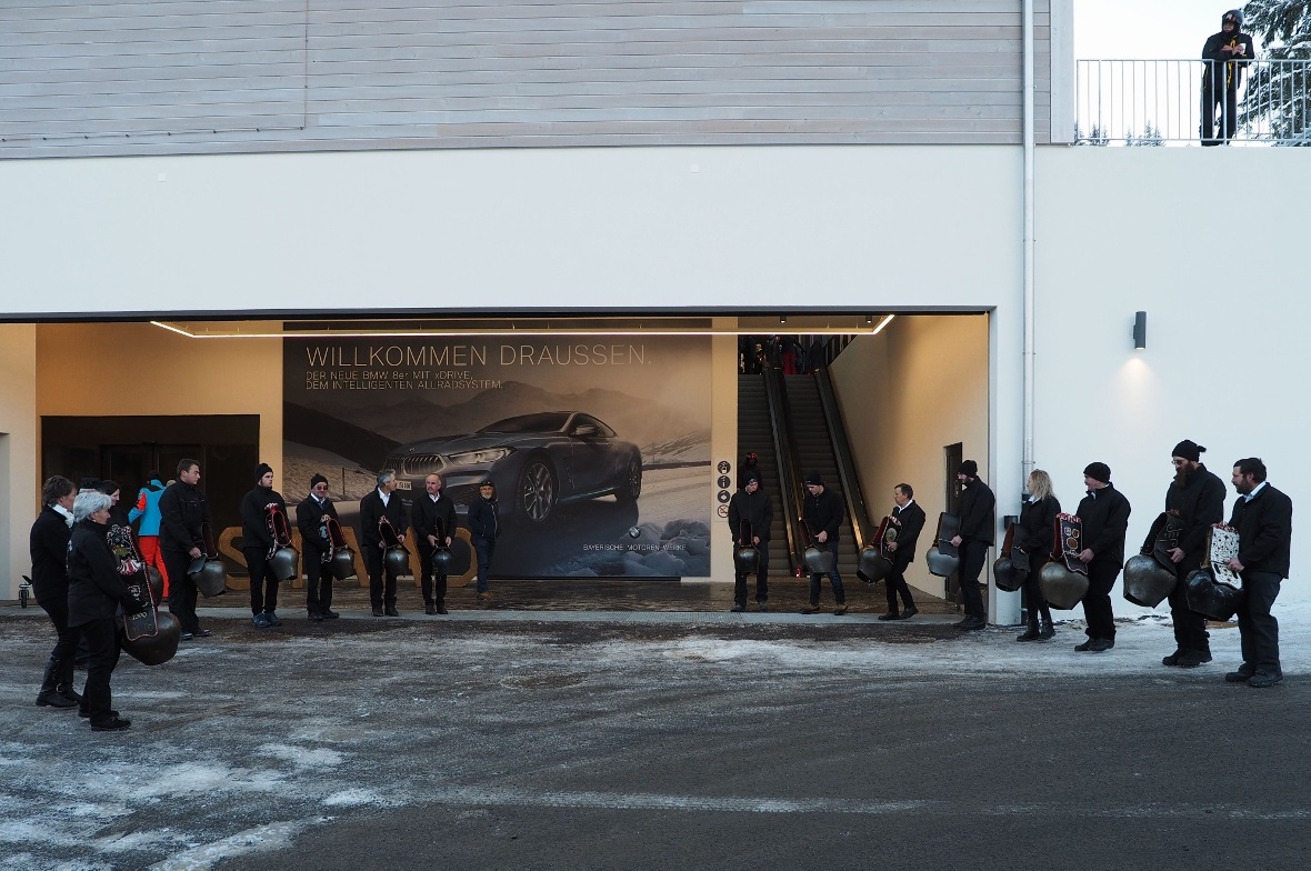 Bei der Talstation begrüsste der Treichlerclub Schönried die Skifahrer mit einhe...