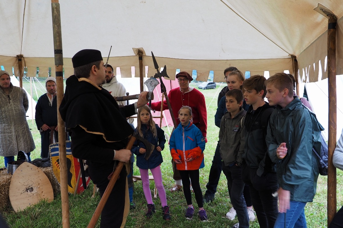 Bei der Waffenpräsentation war viel Interessantes über die Verwendung der jeweiligen mittelalterlichen Waffen, vom Kettenflegel über Lanzen bis zur Hellebarde zu hören.