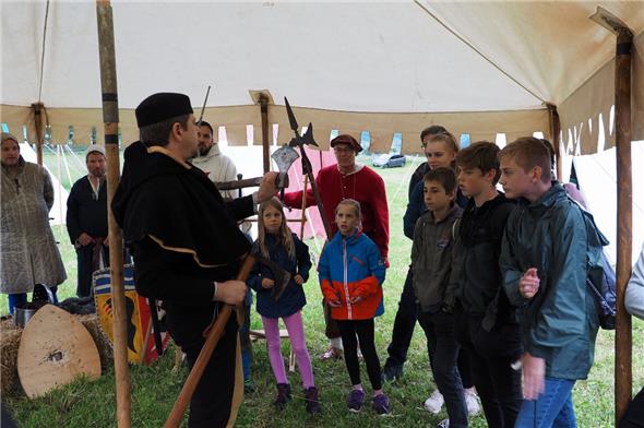 Bei der Waffenpräsentation war viel Interessantes über die Verwendung der jeweiligen mittelalterlichen Waffen, vom Kettenflegel über Lanzen bis zur Hellebarde zu hören.