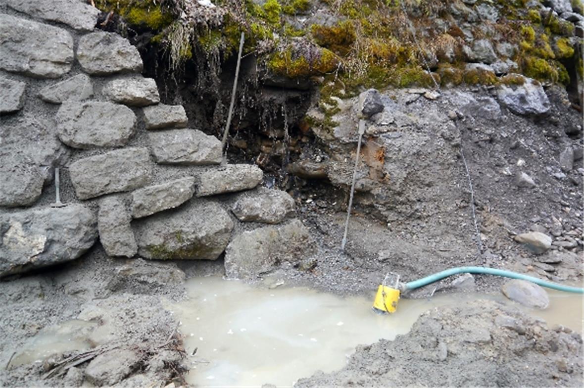 Bei diesen Wassereinbrüchen muss dann mittel Pumpe das einfallende Wasser weg ge...