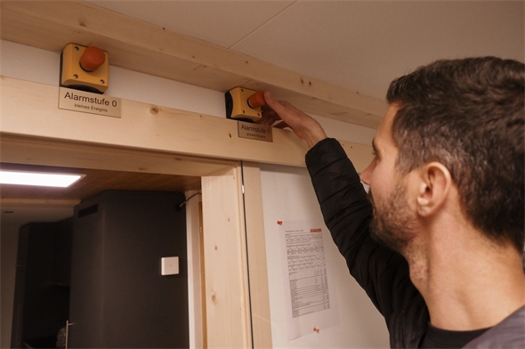 Bei einem Unglück drückt Jérôme Speiser den roten Knopf und alle Rettungskräfte werden automatisch aufgeboten.