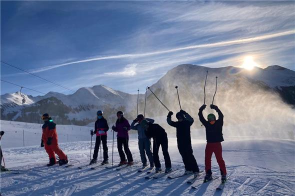 Bei schönstem Wetter im Schnee: die Schneesportwoche der Schulen Erlenbach/Latterbach.