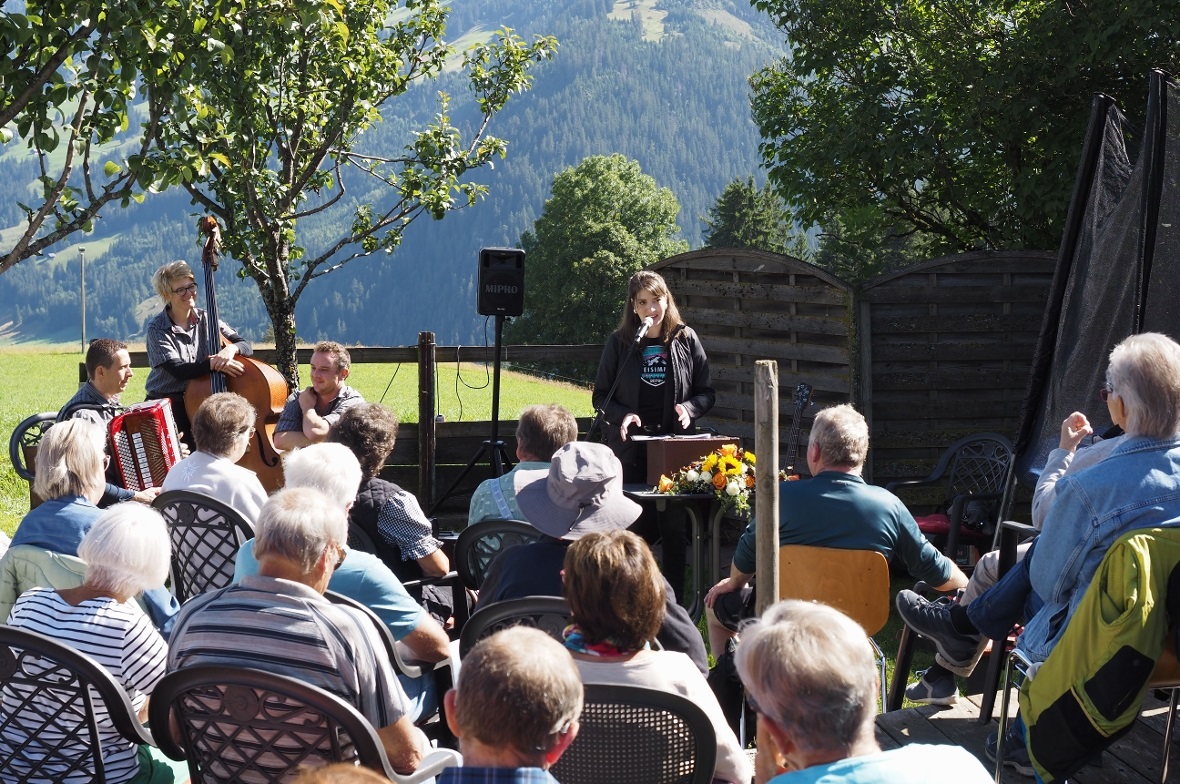 Berggottesdienst am Rinderberg Bei wunderbarem Sonnenschein kamen zahlreiche Gottesdienstbesucher in den Garten von Johann Graf beim Restaurant Fang.