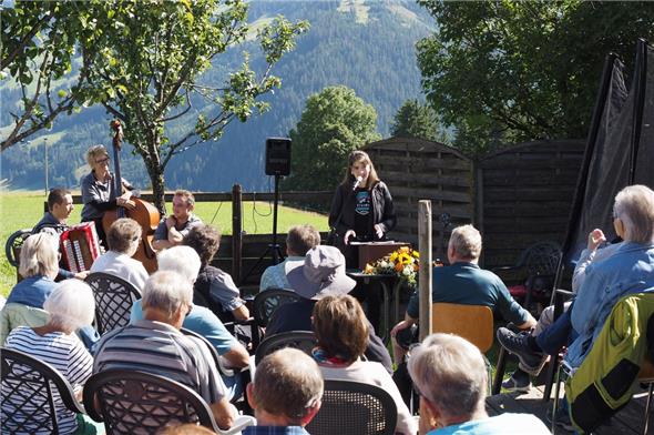 Bei wunderbarem Sonnenschein kamen zahlreiche Gottesdienstbesucher in den Garten von Johann Graf beim Restaurant Fang.