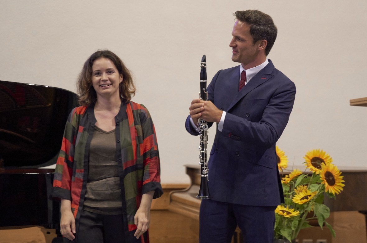 Beifall auch vom Kollegen Ottensamer: Patricia Kopatchinskaja nach ihrer beeindr...