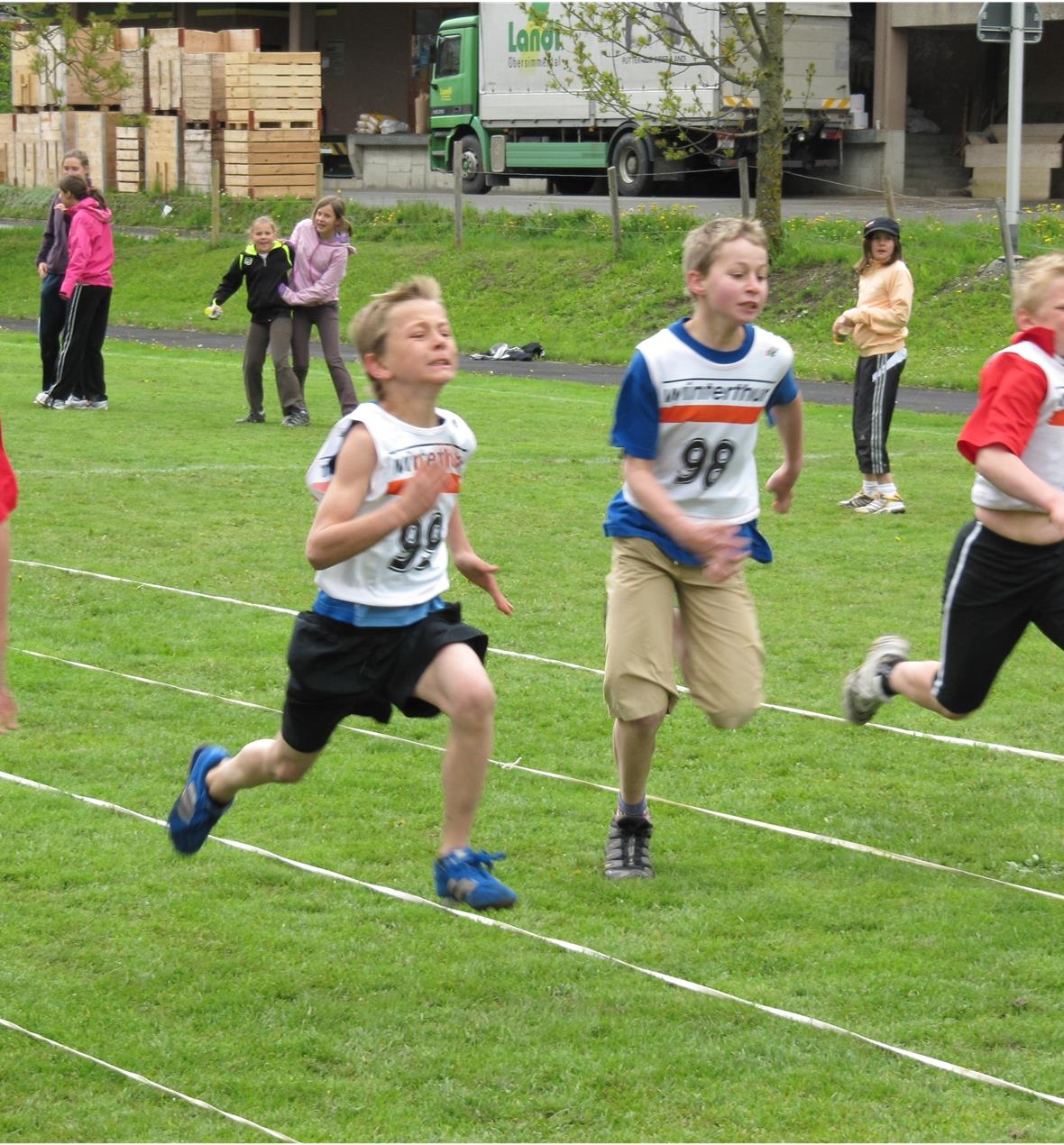 Beim 60m-Sprint kämpften die Knaben sichtlich um gute Resultate.