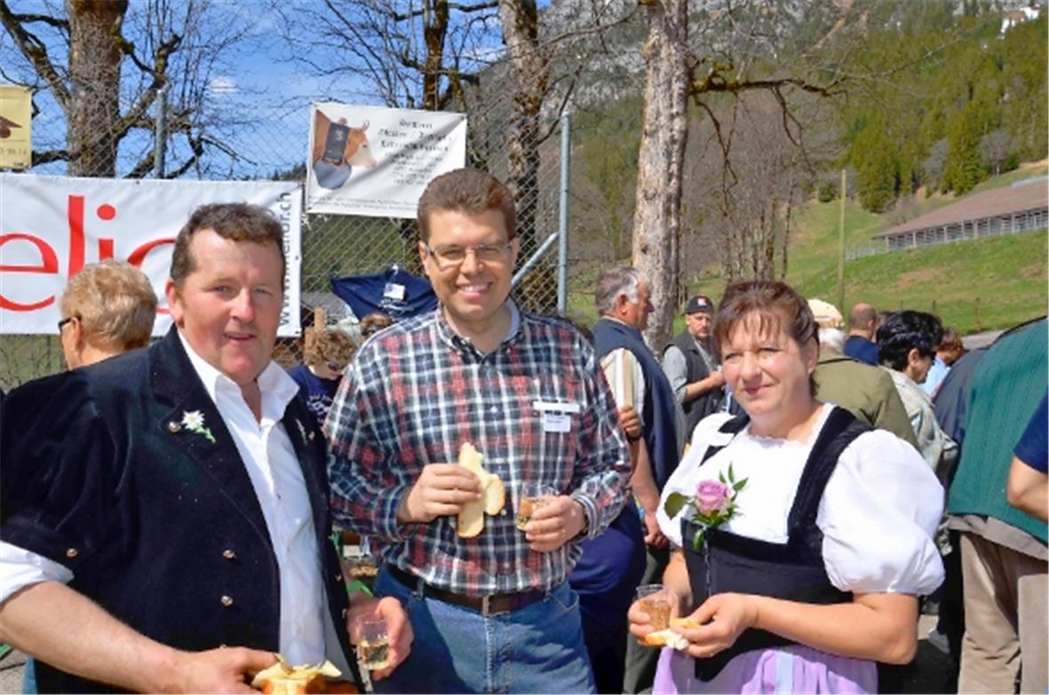 Beim Apero mit Hobelkäse und Züpfe. Regierungsrat Andreas Rickenbacher zusammen mit OK-Präsident Johann Gobeli und seiner Frau Silvia als Betreuerin der Ehrengäste.