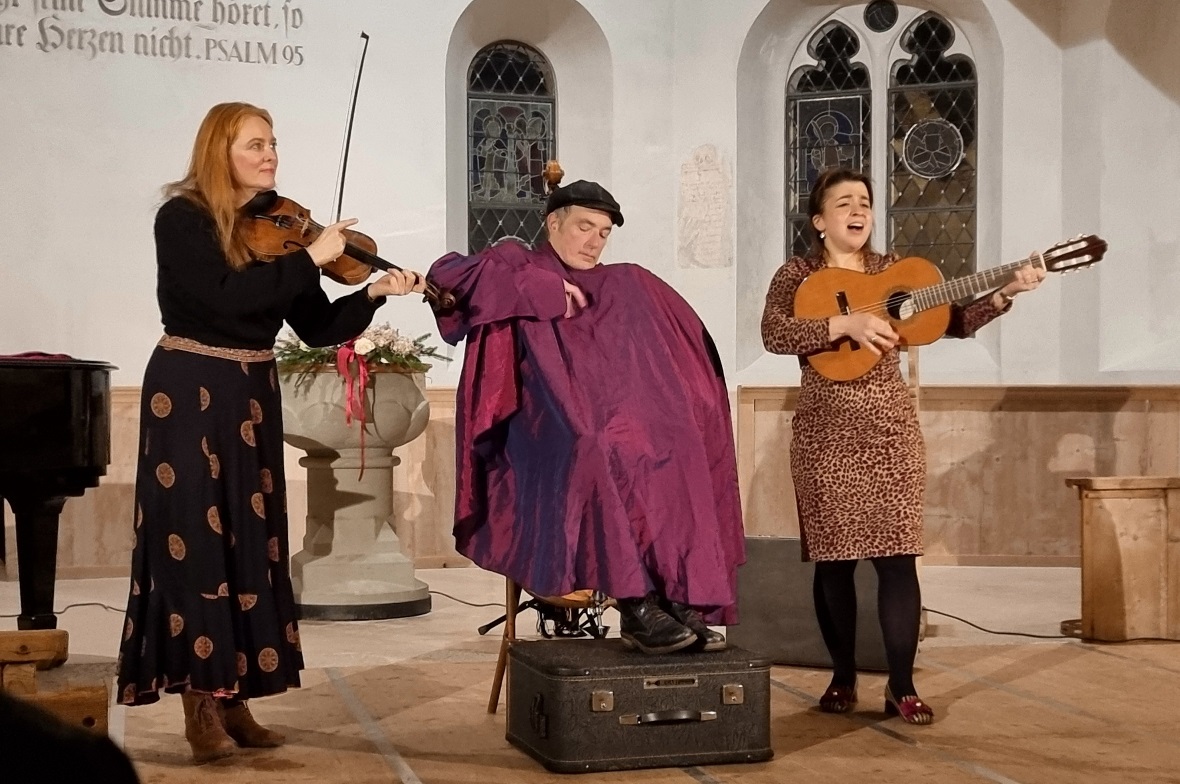 Beim Barbiere in Sizilien, mit dem Akkordeon unter dem Coiffeurumhang.