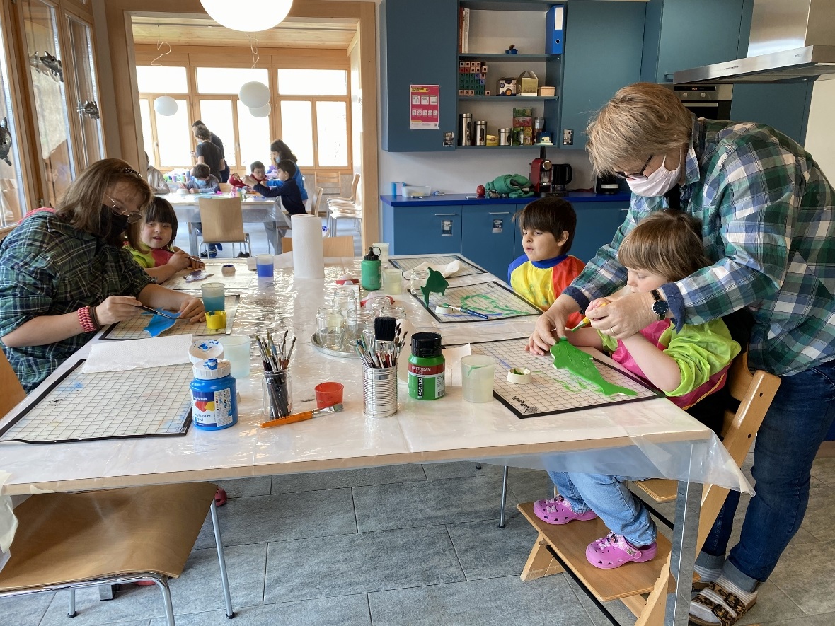 Beim Basteln entstanden farbenfrohe Fische.