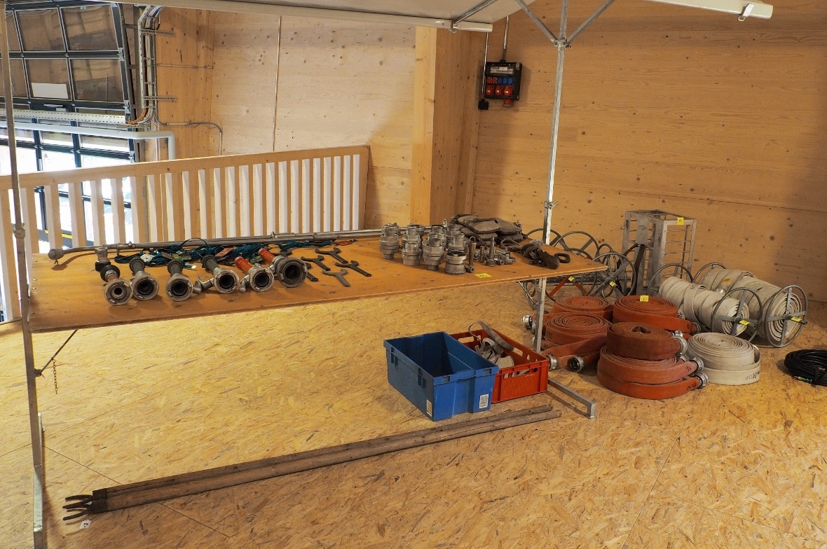 Beim Bazar können alte Feuerwehrutensilien gekauft werden.