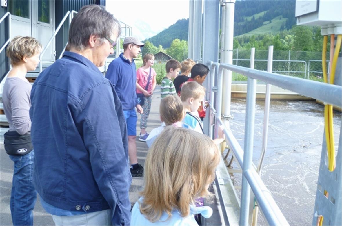 Beim Becken, in dem der notwendige Sauerstoff für die Bakterien eingeblasen wird...